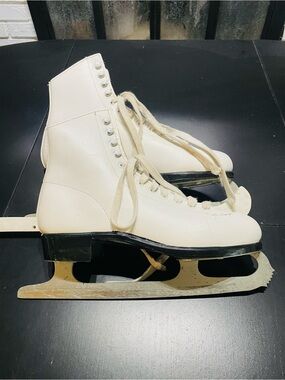 Vintage womens 7 ice figure skates Lange Aries with 1 protective sleeve White